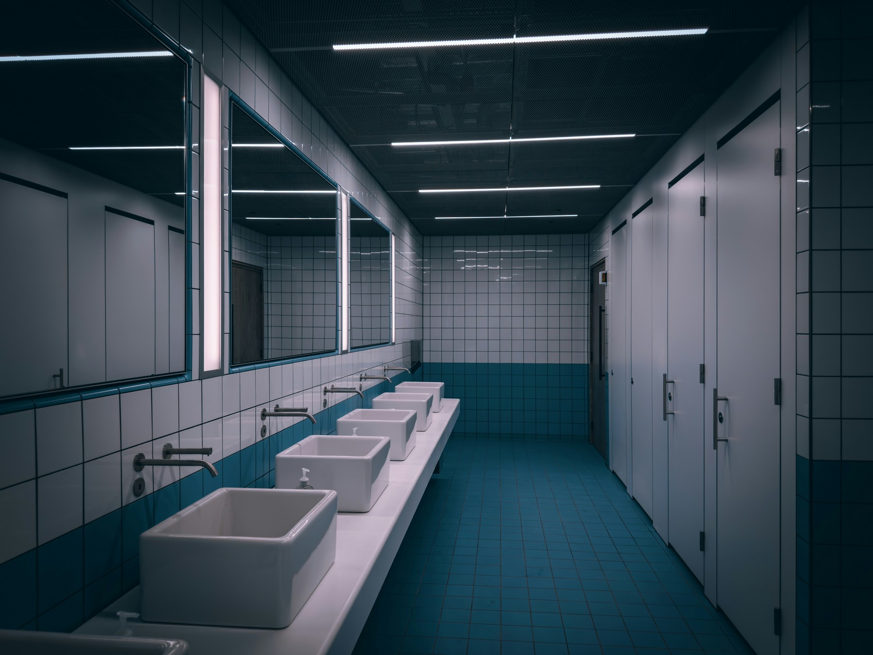 Sauberes Bürobadezimmer mit Toilette