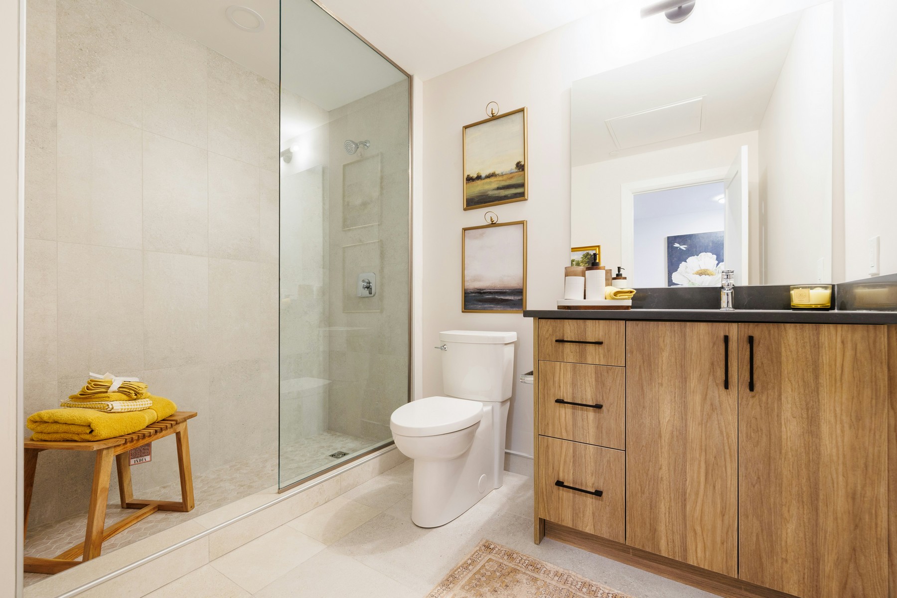 Toilette im sauberen Badezimmer
