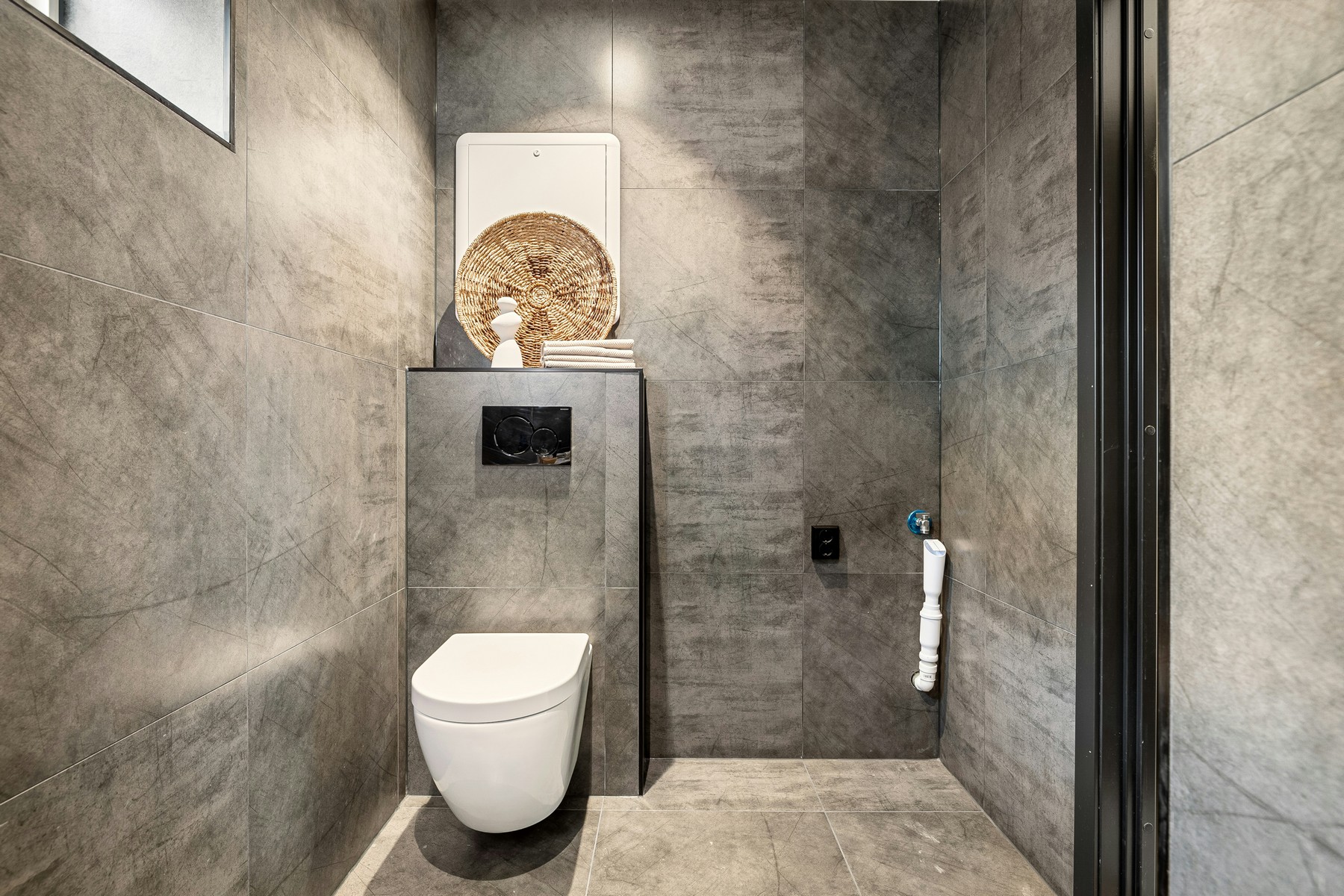 Toilette mit laufendem Spülwasser