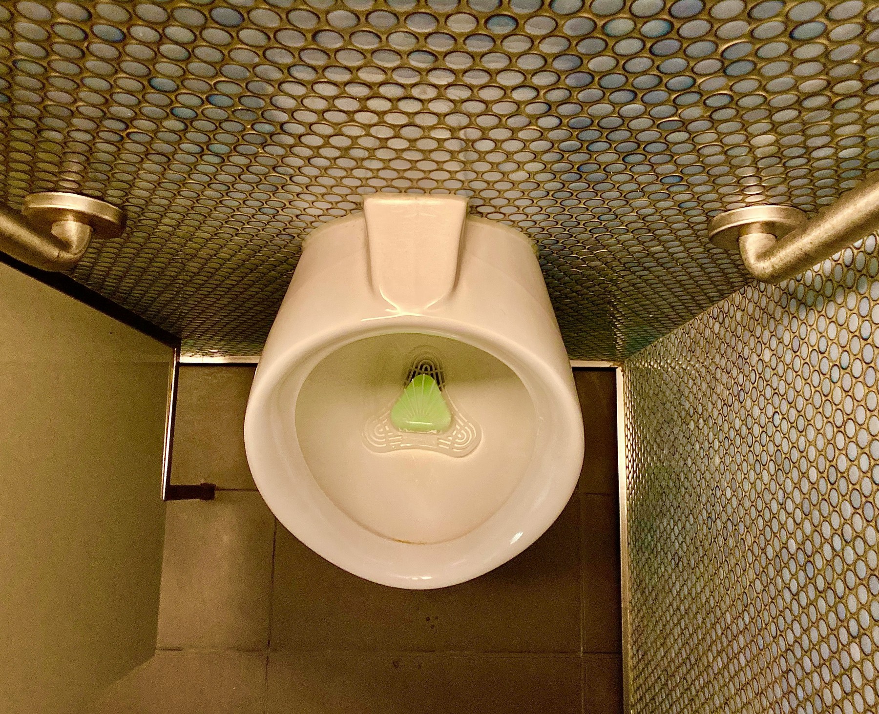 Stehendes Wasser im WC-Becken
