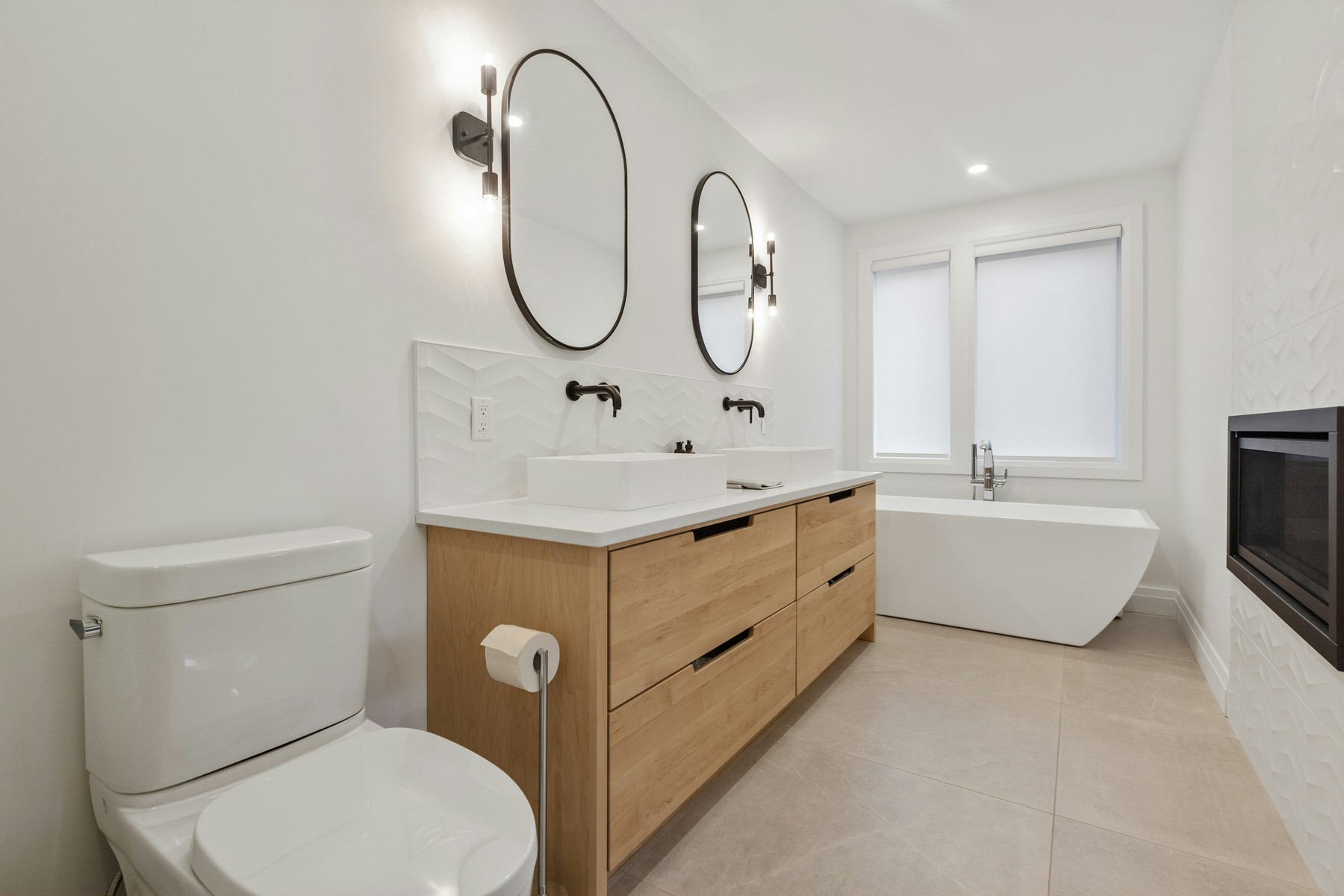 Pümpel neben einer Toilette im Bad